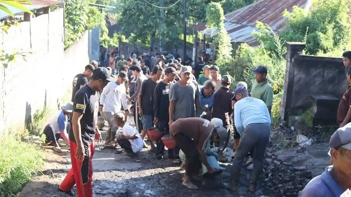 Tak Kunjung Diperbaiki, Warga Desa Lokapaksa Buleleng Perbaiki Jalan Rusak Secara Swadaya