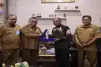 20260507-CINDERAMATA-Wakil-Bupati-Belitung-Timur-Khairil-Anwar-menerima-cinderamata-dari.jpg
