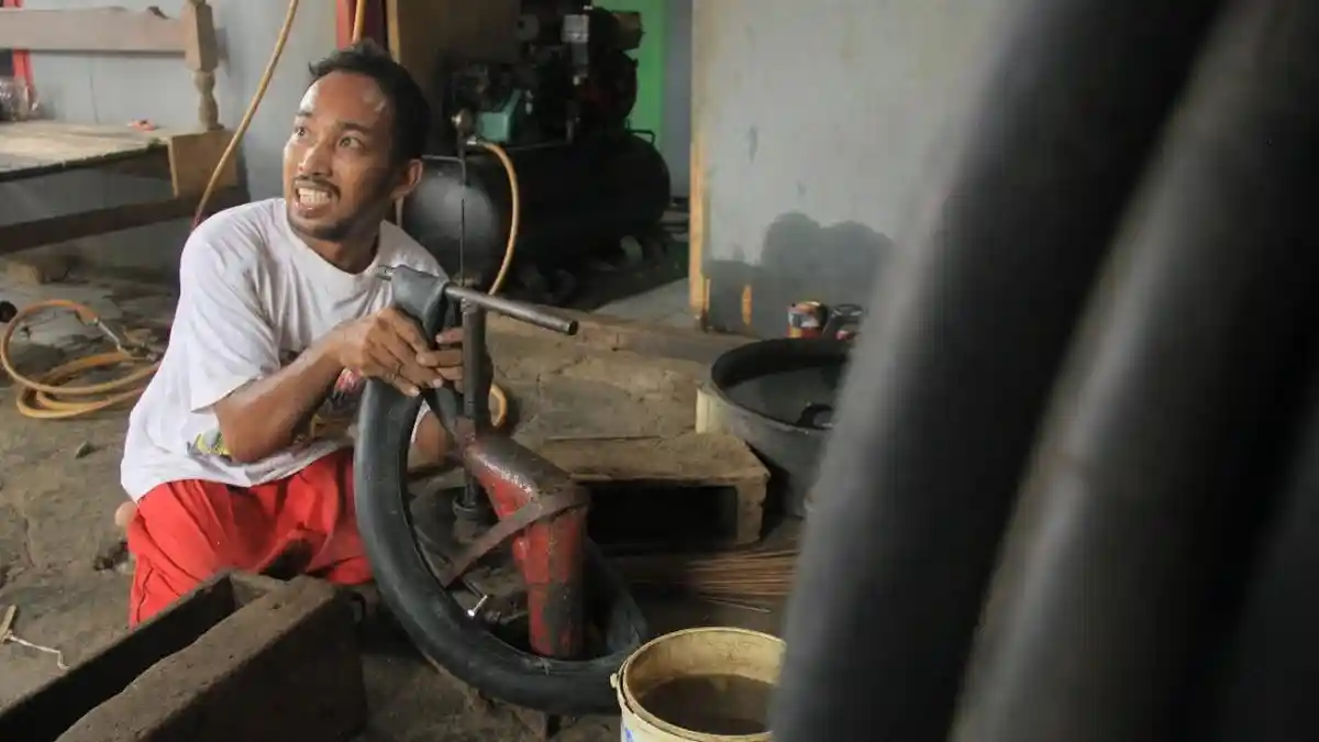 Zulkifli, Tukang Tambal Ban di Mandai Mengaku Kerja Keras Agar Bisa Beli Kursi Roda