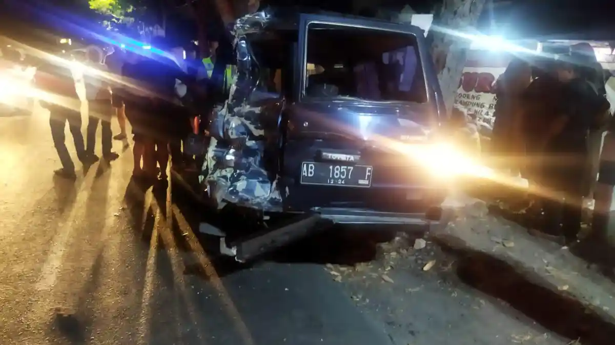KECELAKAAN Truk Sruduk Mobil Hingga Penyok di Gamping Sleman