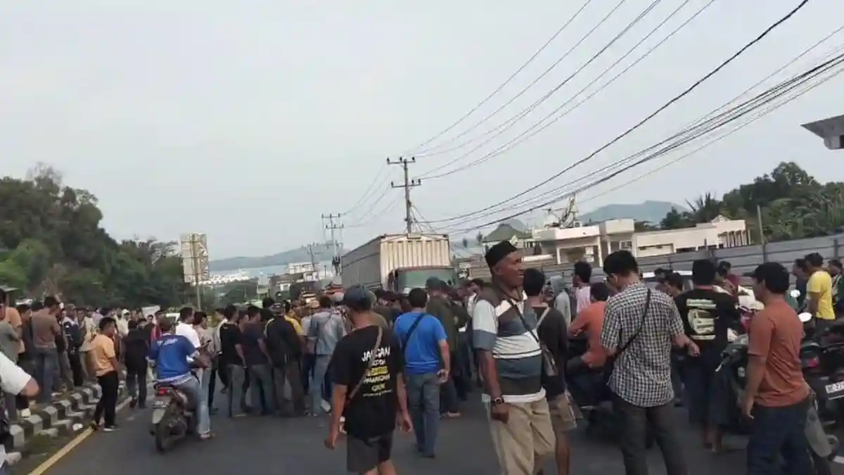 Surat Tak Digubris ASDP Jadi Penyebab Ratusan Petruk Demo di Bakauheni