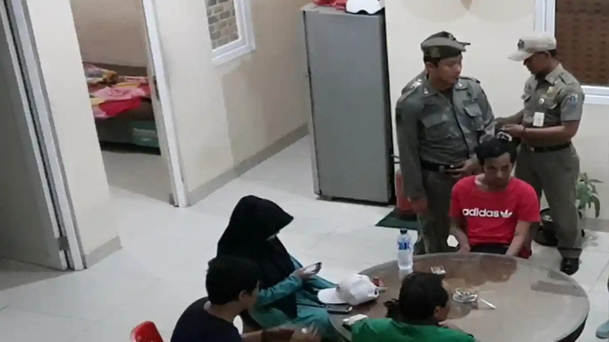 Satpol PP Amankan Puluhan Pasangan Mesum di Hotel Jatinegara