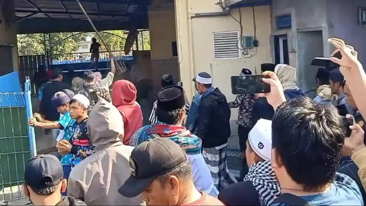 Warga Pamekasan Hancurkan Kafe di TPU, Resah Ada Dugaan Karaoke Plus Serta Peredaran Miras - kafe-di-Pamekasan-diobrak-1.jpg