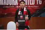Muhammad-Taufany-setelah-penandatanganan-kontrak-dengan-Madura-United-untuk-musim-20252026.jpg