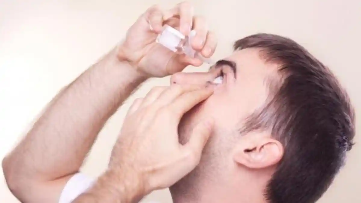 Wadah Lem Cair Sangat Mirip Obat Tetes Mata, Seorang Pria Alami Efek yang Mengejutkan