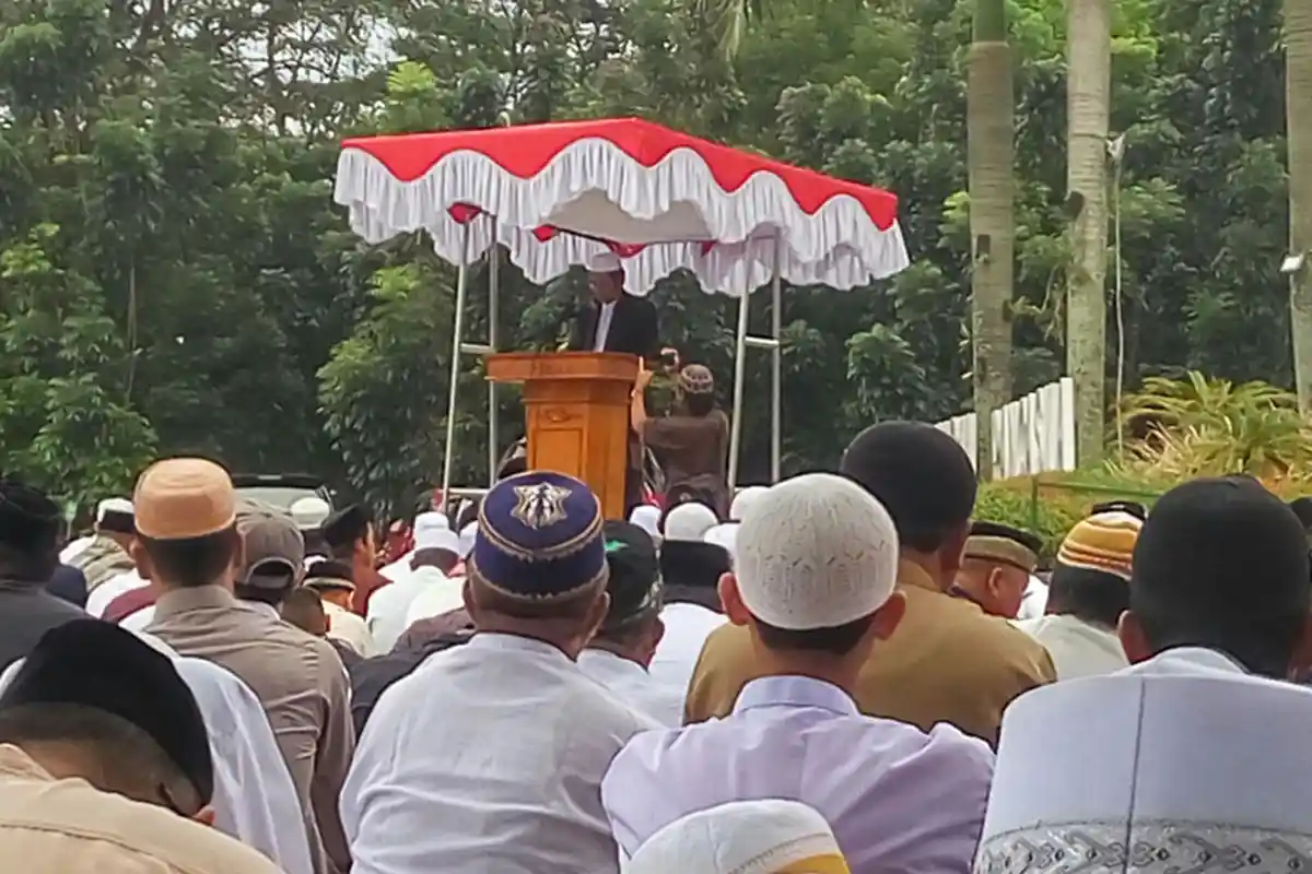 Khatib Salat Idul Adha di Taman Alun Kapuas: Pengorbanan Bermuara Pada Iman dan Taqwa