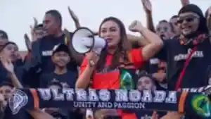 Serena-Francis-bersama-Ultras-Ngada-di-Stadion-Lebijaga-dalam-laga-perebutan-tiket-final.jpg