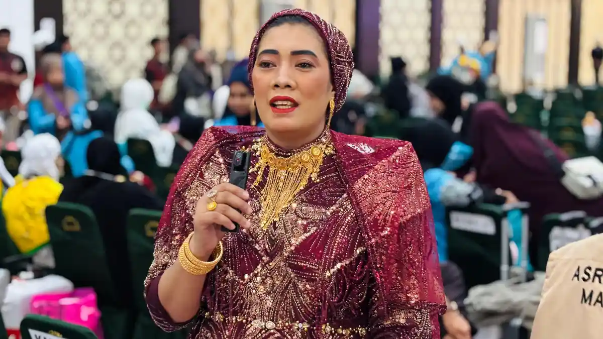 Hj Martati Pakai Gaun Bling-Bling Dibeli Dengan Harga Rp5 Juta