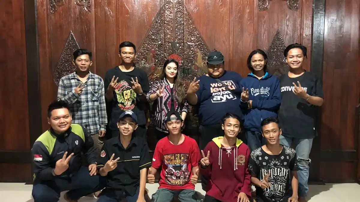 Syandria dan Syahandra Kameron Sahur Keliling di Kampung Lidah Wetan