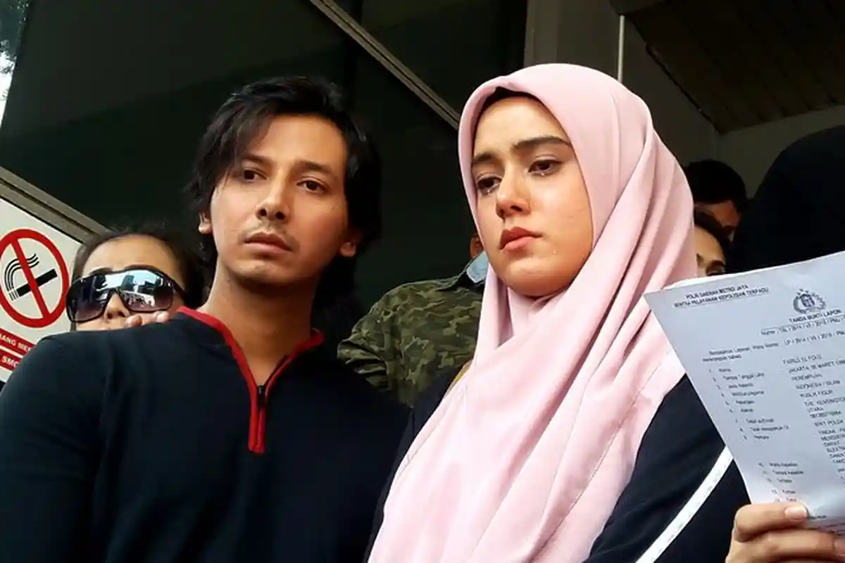 Fairuz A Rafiq Meneteskan Air Mata Usai Laporkan Galih Ginanjar ke Polisi Perihal Bau Ikan Asin