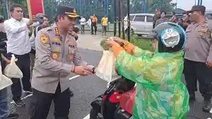 Polisi-bagi-takjil-banyumass.jpg