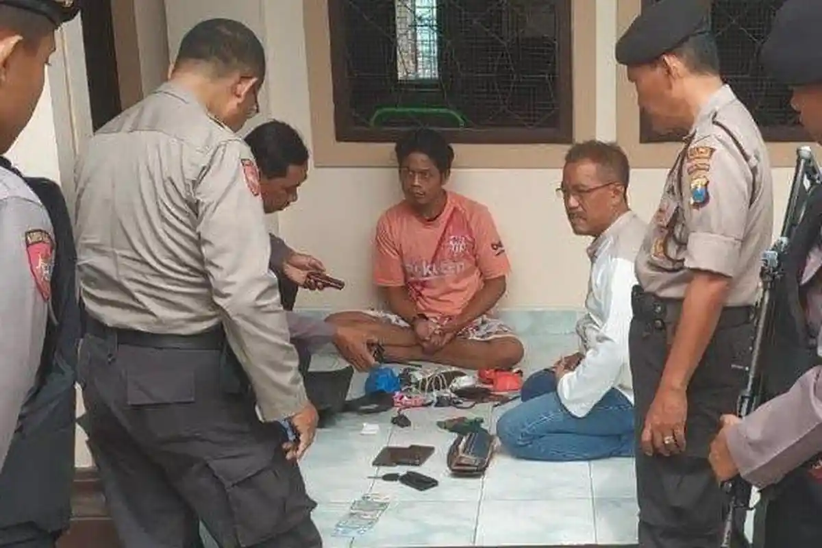 Tak Cuma Curi Kotak Amal, Muclas Juga Gondol Pistol Polisi yang Sedang Salat