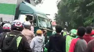 Truk-berukuran-besar-dengan-nomor-polisi-B-9727-UEU-melaju-kencang-dan-ugal-ugalan.jpg
