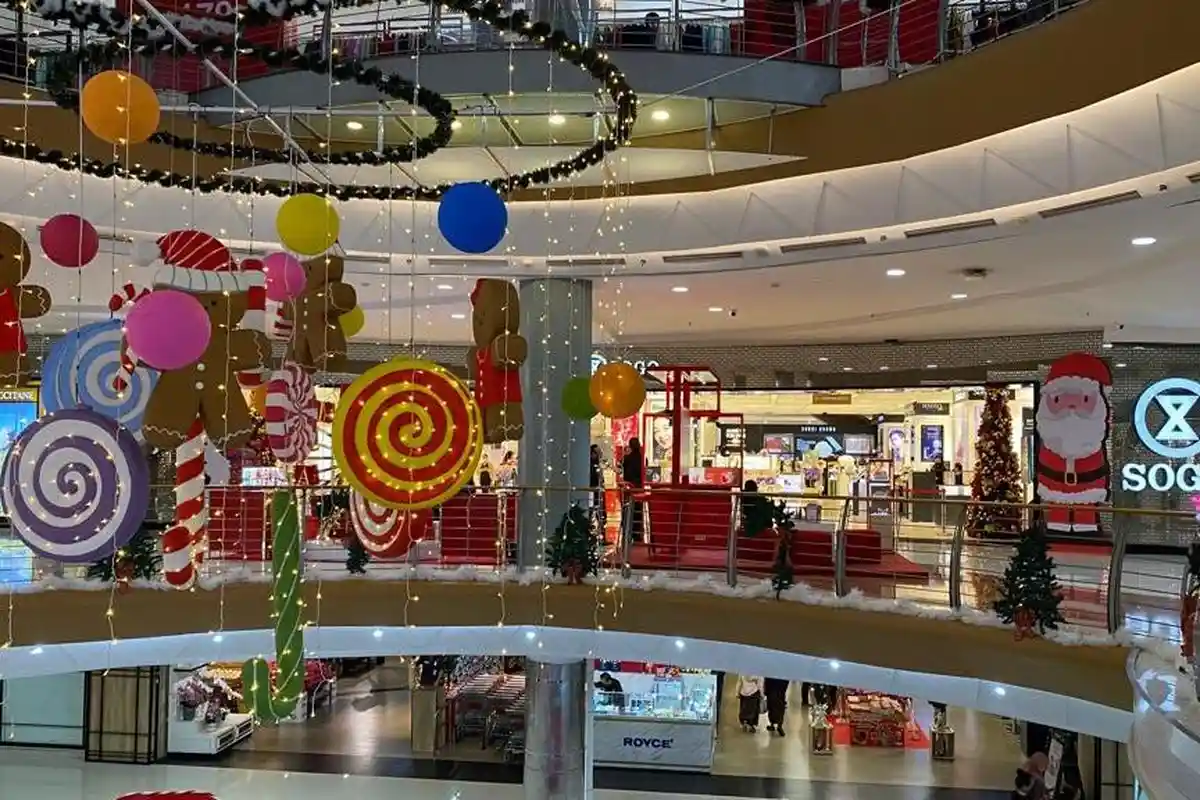 Selain Diskon, Mal Kelapa Gading Sambut Natal dengan Dekorasi Santa Claus hingga Gingerbread House