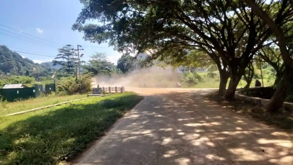 Debu Selimuti Jalan Lingkar Kompleks Perkantoran Abdya