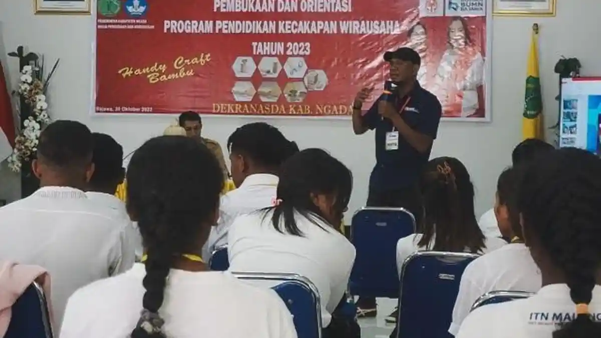 Cakap Berwirausaha, Anak Putus Sekolah di Ngada Belajar Kerajinan Bambu