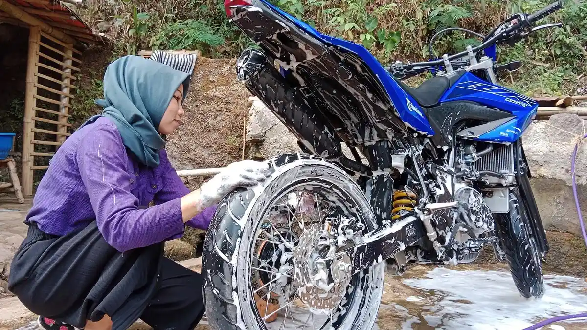 Wanita Tangguh Sumedang, Ade Jadi Tukang Cuci Kendaraan di Cadas Pangeran, Harus Naik ke Atas Truk
