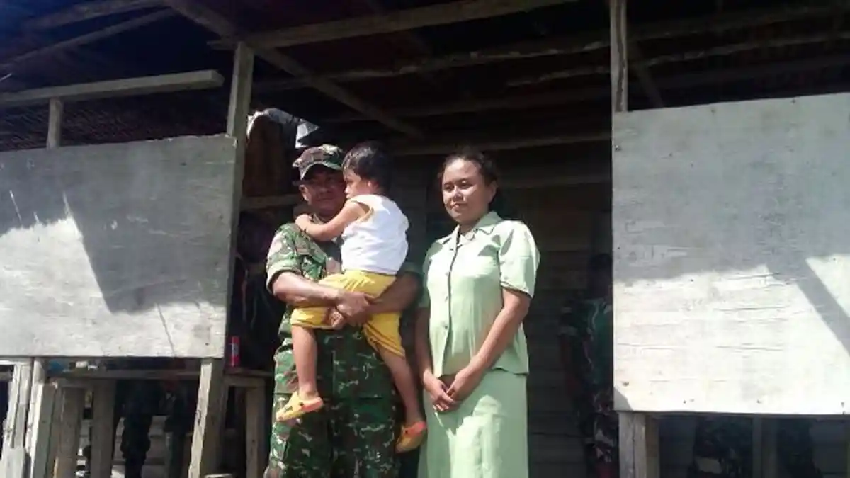 Sertu Yuarso Mengabdi di Pelosok Papua, Tinggal di Rumah Panggung Beratap Seng