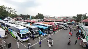 Suasana-arus-balik-di-Terminal-Cicaheum-Kota-Bandung-di-H3-Lebaran.jpg