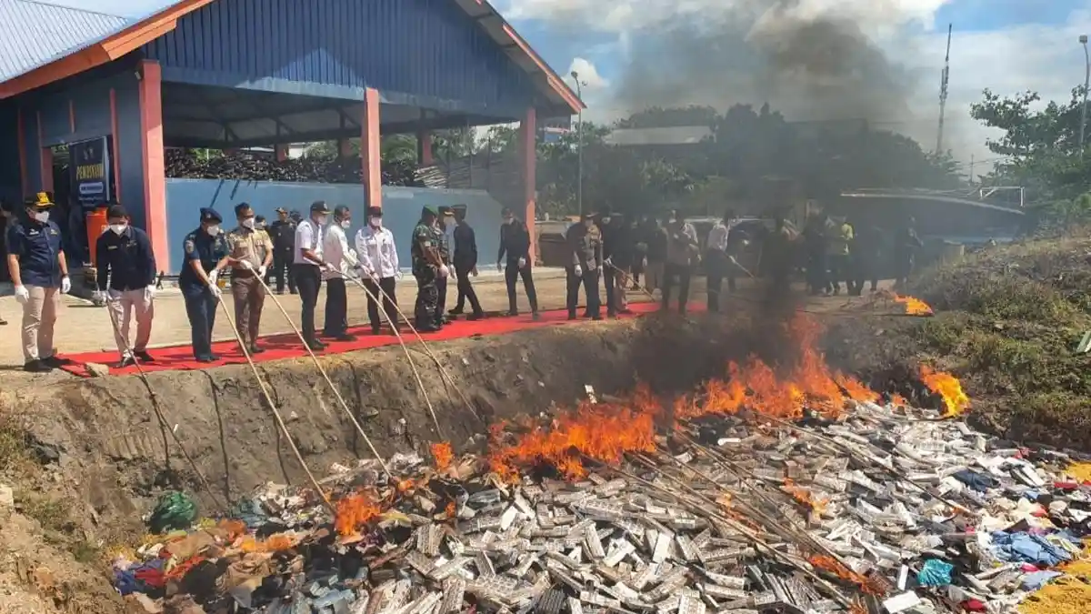 Bea Cukai Kepri Hancurkan Hp iPhone, Laptop, Mikol dan Rokok Ilegal, Kerugian Rp 4 Miliar