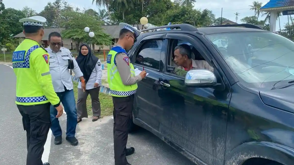 Polisi Tegur Pengendara di Lingga yang Tak Patuhi Aturan Berkendara