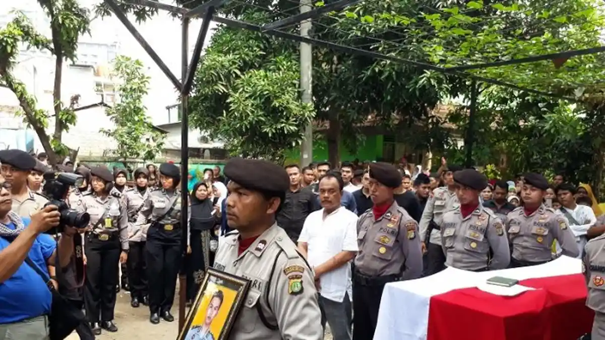 Neng Wiyarti Menangis Meraung-raung Menjelang Pemakaman Jenazah Briptu Imam Gilang