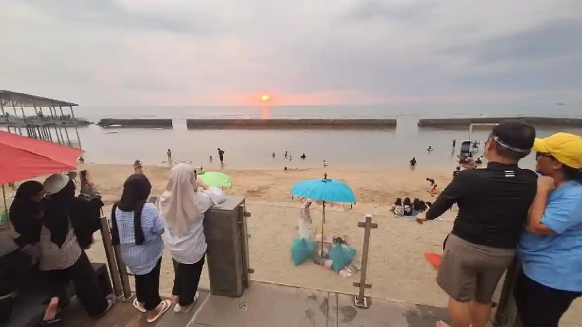 Berburu Sunset di Anyer, Momen Paling Ditunggu Wisatawan Saat Libur Panjang