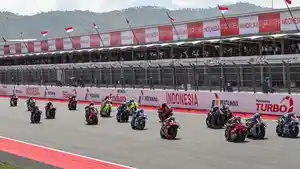 banjarmasin/Suasana-start-pada-Sprint-MotoGP-Indonesia-2025-di-Sirkuit-Mandalika.jpg