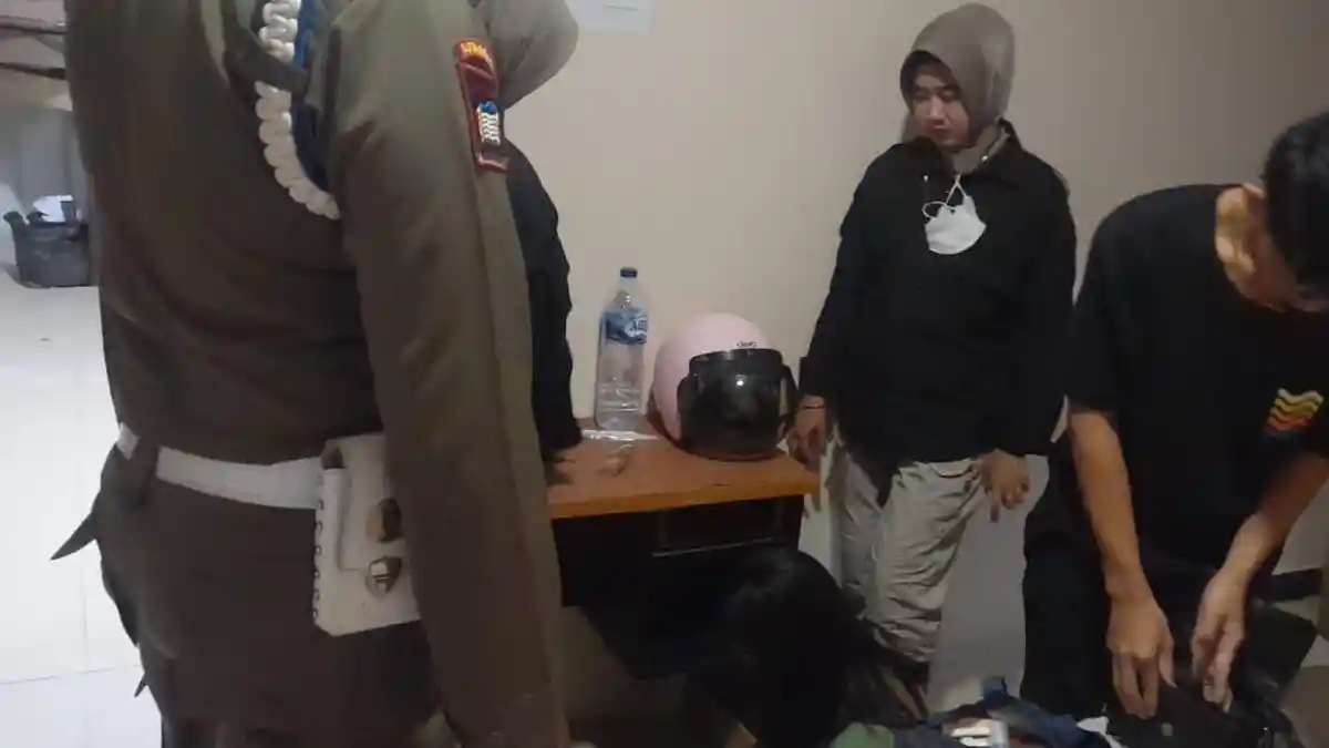 Belasan Remaja Tanpa Ikatan Pernikahan Diciduk Satpol PP Padang saat Menginap