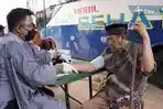 20250407-Petugas-kesehatan-Mobil-Sehat-PT-Timah-Tbk-memeriksa-kesehatan-seorang-warga.jpg