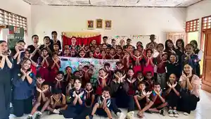 Mahasiswa-Komunikasi-Undana-berbagi-kasih-di-SD-Negeri-Uehani-Kabupaten-Kupang.jpg