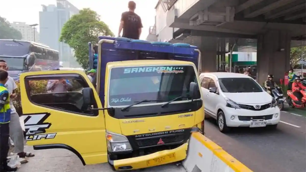 Truk Tabrak Separator Busway di Jalan MT Haryono Jaktim, Sopir Diduga ...