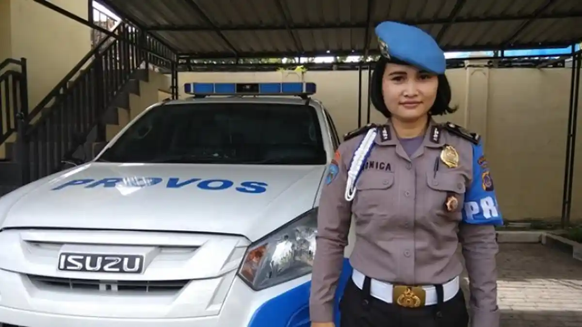 Polwan Cantik di Polda DIY Ini Lihat Panjat Bukit