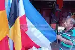 Penjual-bendera-tim-peserta-Piala-Dunia-2026-di-Shopping-Center-Manado.jpg