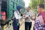 Petugas Dishub Kabupaten Tanbu Sosialisasikan Rekayasa Lalu Lintas Perkotaan kepada Sopir Truk