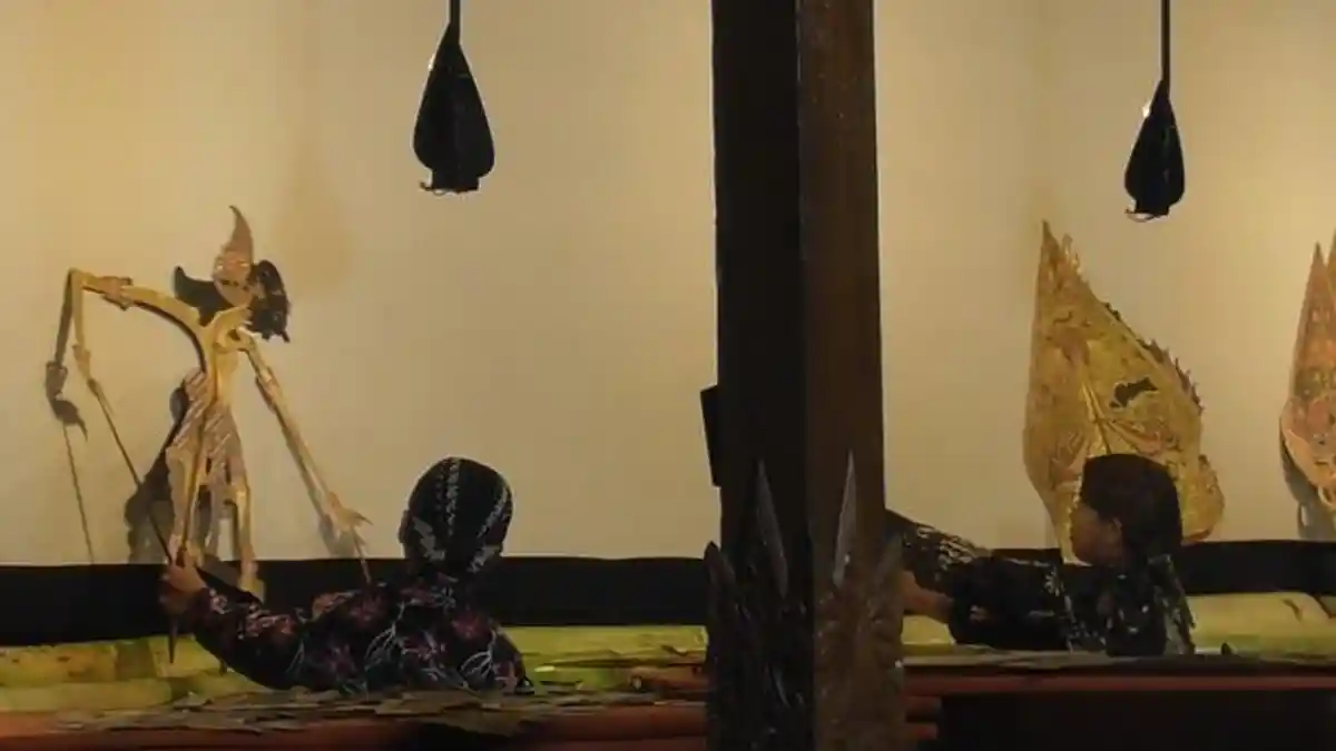 Tiga Dalang Muda Manggung Satu Layar di Joglo Ki Seno Nugroho 