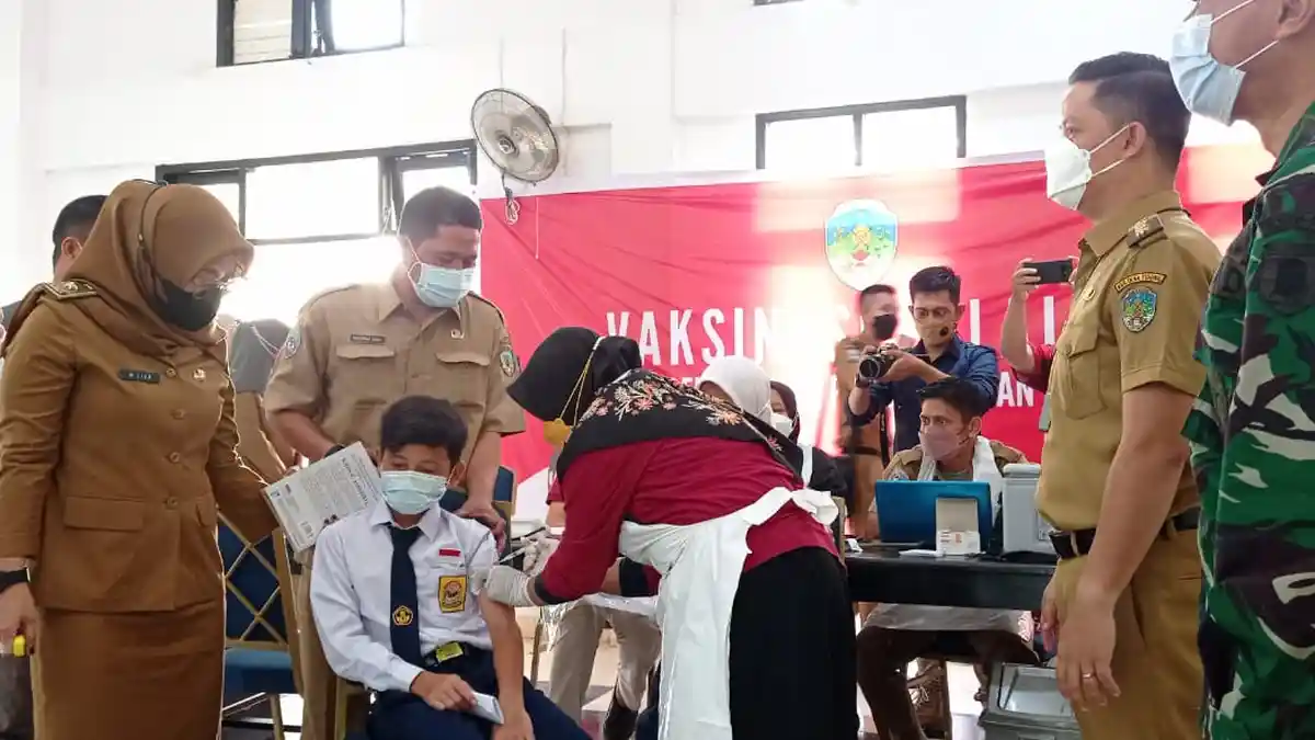 Targetkan Vaksinasi Covid-19 di KTT 80 Persen, Bupati Ibrahim Ali Beri Beras Bagi Warga yang Vaksin