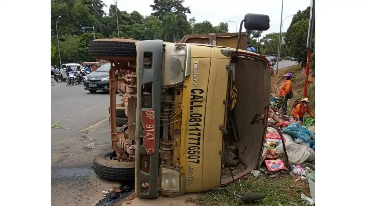 KECELAKAAN DI BATAM - Truk Pengangkut Sampah Terbalik di Bundaran Punggur, Sampah Tumpah & Berserak 