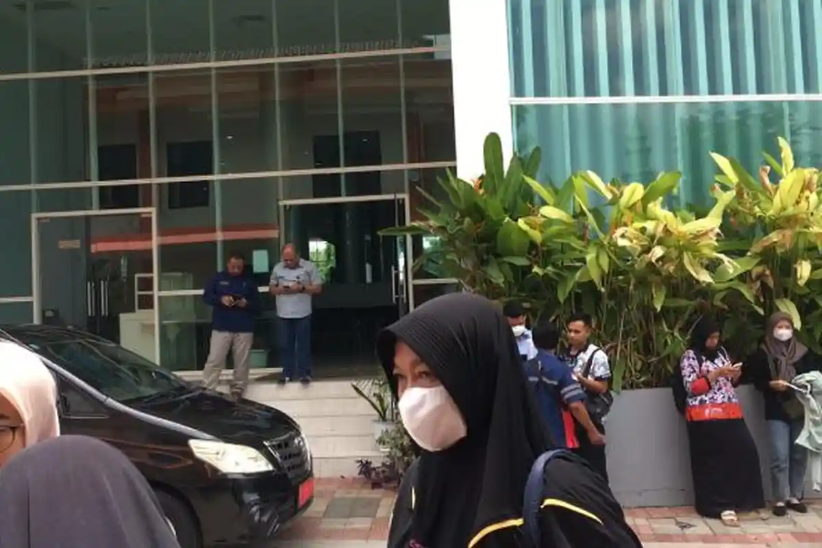 Suasana Mal Pelayanan Publik Tuban Diguncang Gempa Bermagnitude 6.1, Pegawai Berhamburan