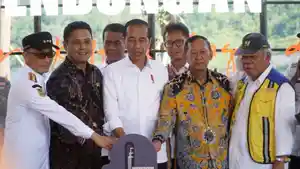 Presiden-Jokowi-mengajak-empat-tokoh-ikut-menekan-tombol-sirine.jpg