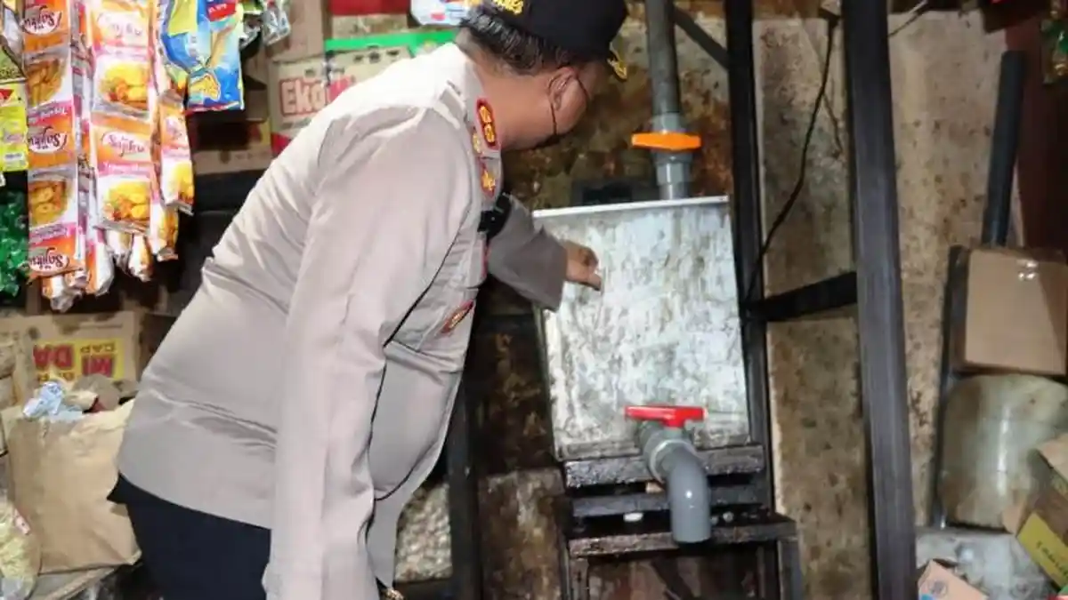 Sistem Informasi Minyak Goreng Curah Bikin Pusing Pedagang, Polres Demak Turun Tangan Ajari Caranya