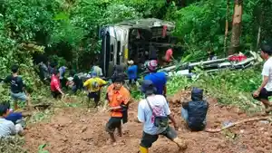 Minibus-Ketty-jurusan-Toraja-Kendari-masuk-jurang.jpg