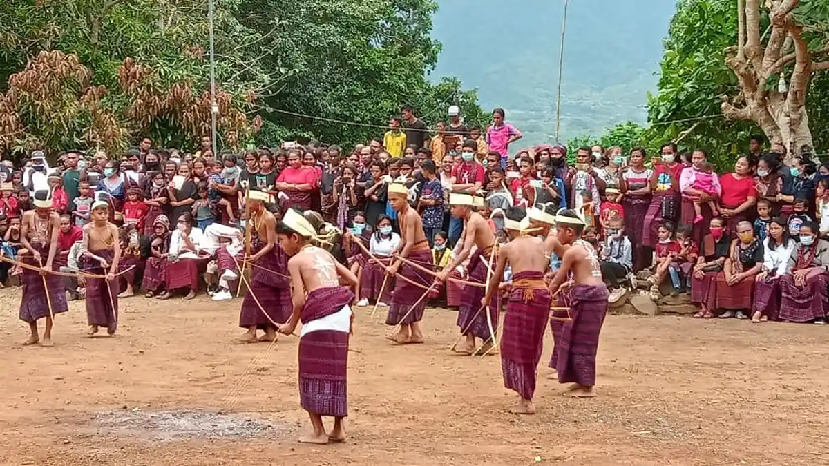 Ritual Ahik Koke Bala, Simbol Kemenangan Suku di Lewotala Flores Timur