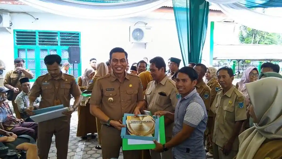 Bupati Batanghari Serahkan Alat Mesih Pertanian ke Kelompok Petani