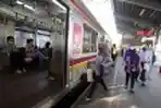 Antrean Panjang Akibat Pembatasan Jumlah Penumpang KRL