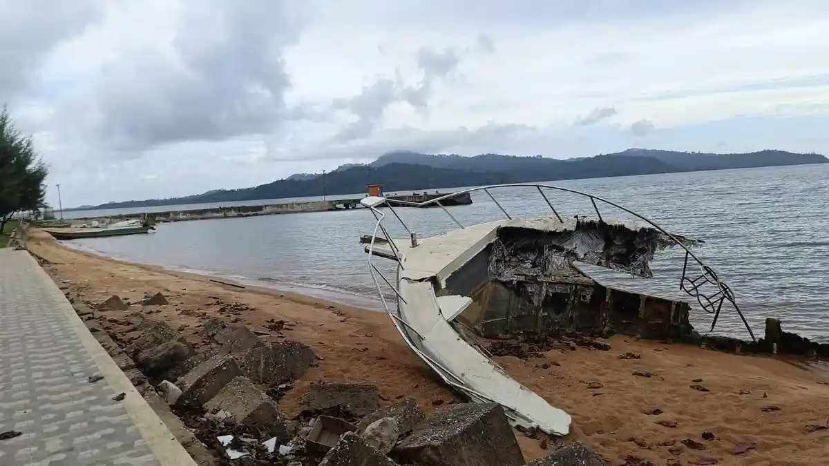 Melihat Kondisi Bangkai Speedboat Bela 72 di Pesisir Pantai Desa Bobong Taliabu