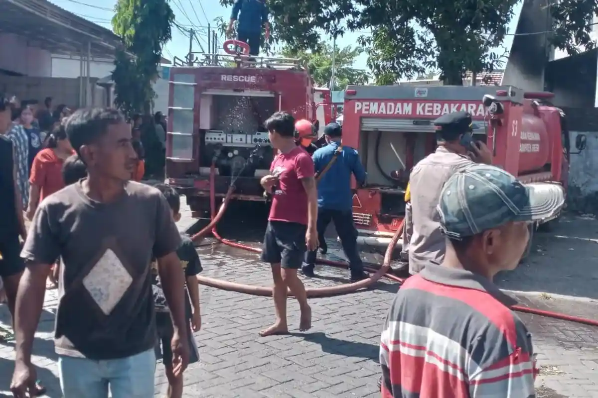 Pabrik Spons di Gresik Terbakar, 2 Rumah Warga Nyaris Dilalap Api, 2 Unit Damkar Surabaya Membantu