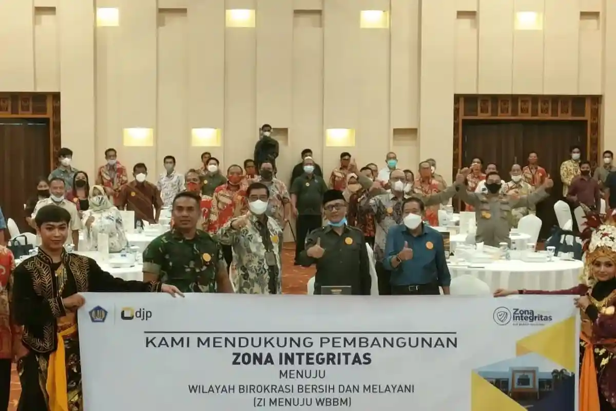 Bupati Lobar Fauzan Khalid Terima Penghargaan Optimalisasi Pajak dari DJP Nusra