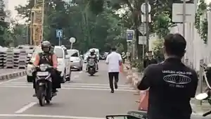 Pegawai-pajak-ahmad-Dedi-lari.jpg