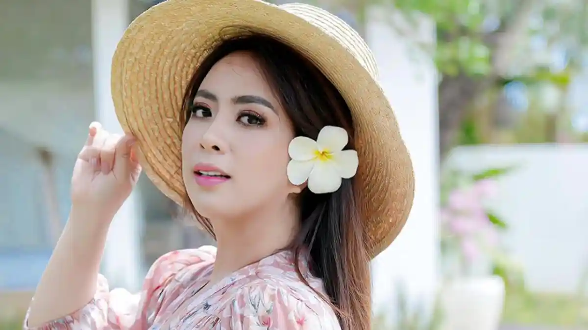 Cara Memutihkan & Samarkan Kantung Mata Gunakan Minyak Zaitun, Cerah Seperti Maharani Kemala